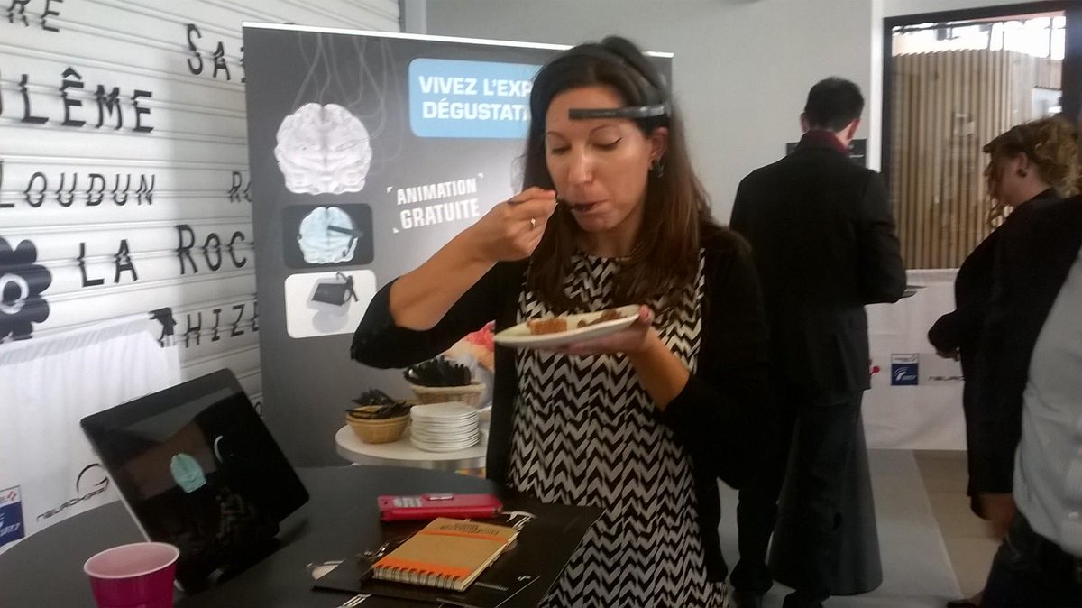 VINCIAutoroutes's tweet photo. #A10 #Neurokiff Une expérience de dégustation connectée sur autoroute, ça se passe comme ça. #Goodkiff http://t.co/J3c0ivYBlt