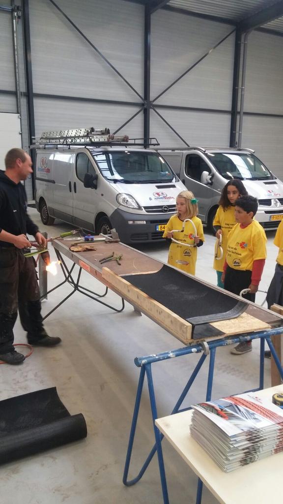 brouwerbustin's tweet photo. @brouwerbustin draagt ook een steentje bij bij de dag van de westlandse techniek #DvdWT http://t.co/EBp4CvUiJv