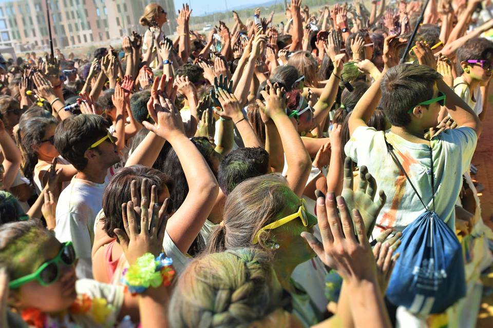 color_race's tweet photo. ¡Mira las fotos que Javi Zorzona ha hecho en la #ColorRace de Ávila! https://t.co/bXoTbXOPT5 http://t.co/a9pphJVskc