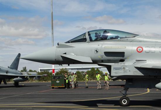 EjercitoAire's tweet photo. #VOLCANEX interoperabilidad @Eurofighter_1 #España #GranBretaña #Alemania #Italia http://t.co/uXQAwTuYKp http://t.co/SKk168TRnh
