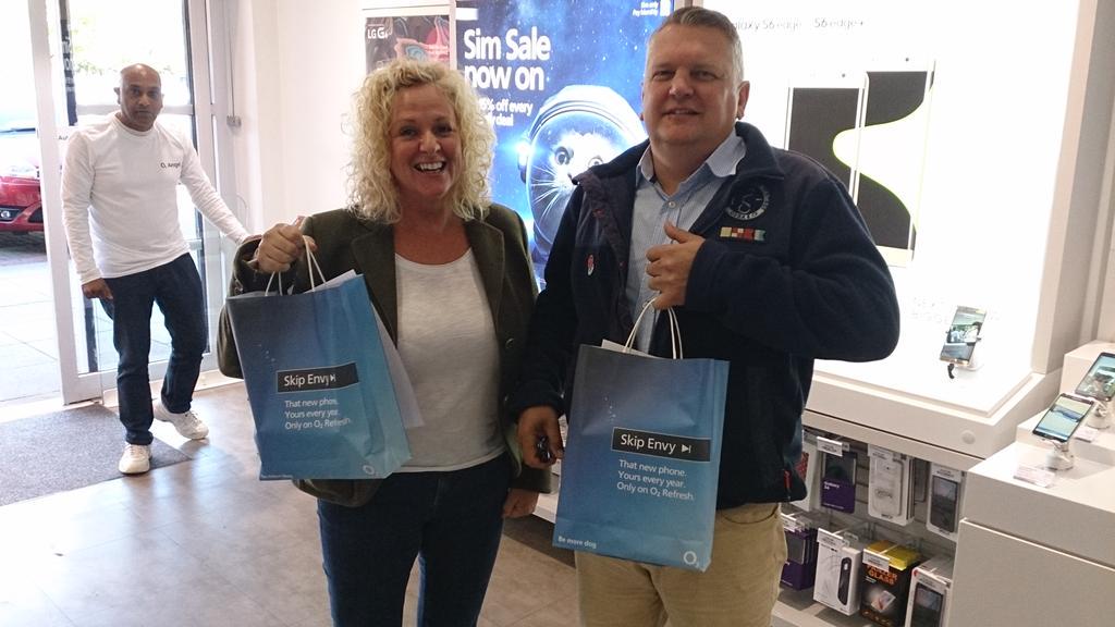 CelfoneTrading's tweet image. More happy customers... fuelled up on cupcakes and coffees! #iPhone6sOnO2 #O2Thurmaston @TCComms