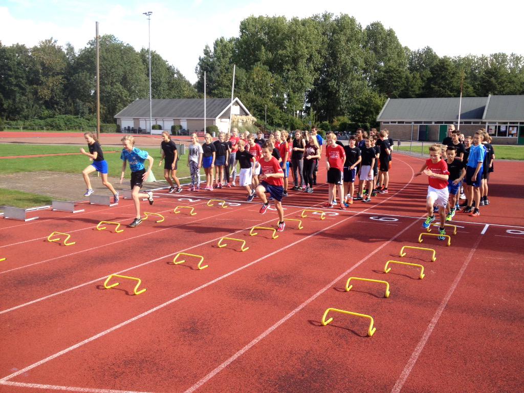 sportklasTSG's tweet photo. #kwf #StadshagenRun #sportklas TSG heeft nu de 2e training bij #avpec 1910 http://t.co/aP1mdocjVf