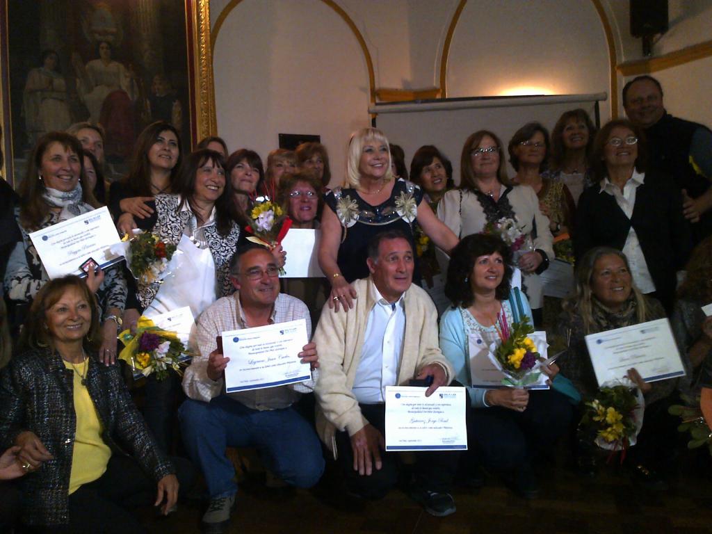 UMGE_Prensa's tweet photo. Anoche @MunicipioPilar reconoció a docentes jubilados del distrito por su trayectoria en la educación @radioMASpilar http://t.co/smH0BmOPiw