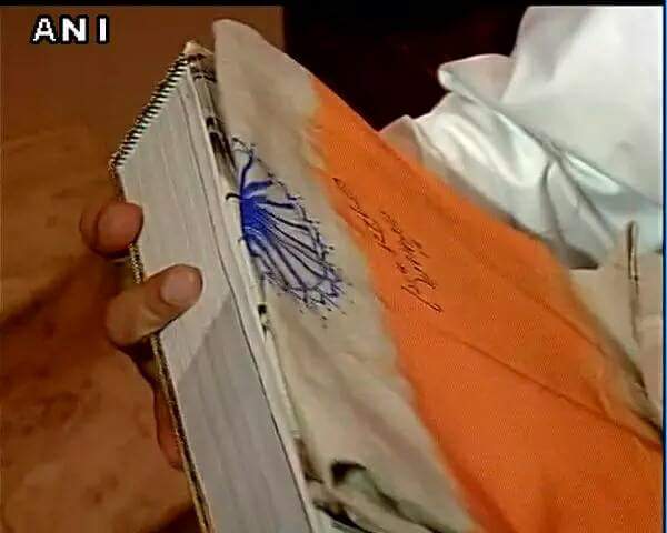 SahuSKNT's tweet photo. After mocking Indian Constitution in a foreign land Narendra Modi insulted India's National Flag #ModiMocksIndia http://t.co/nfbYn1DusW
