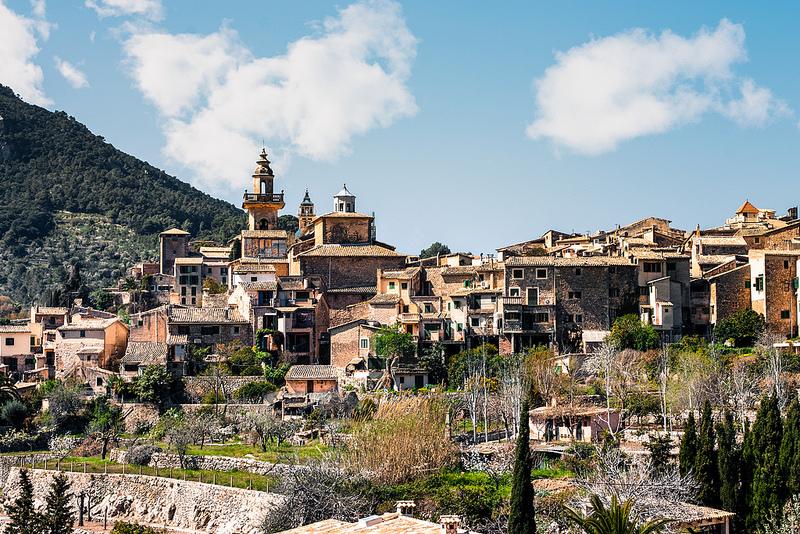 Este es uno de los pueblos más bonitos en una isla del Mediterráneo y está en #Mallorca viajes.101lugaresincreibles.com/2015/07/este-e…