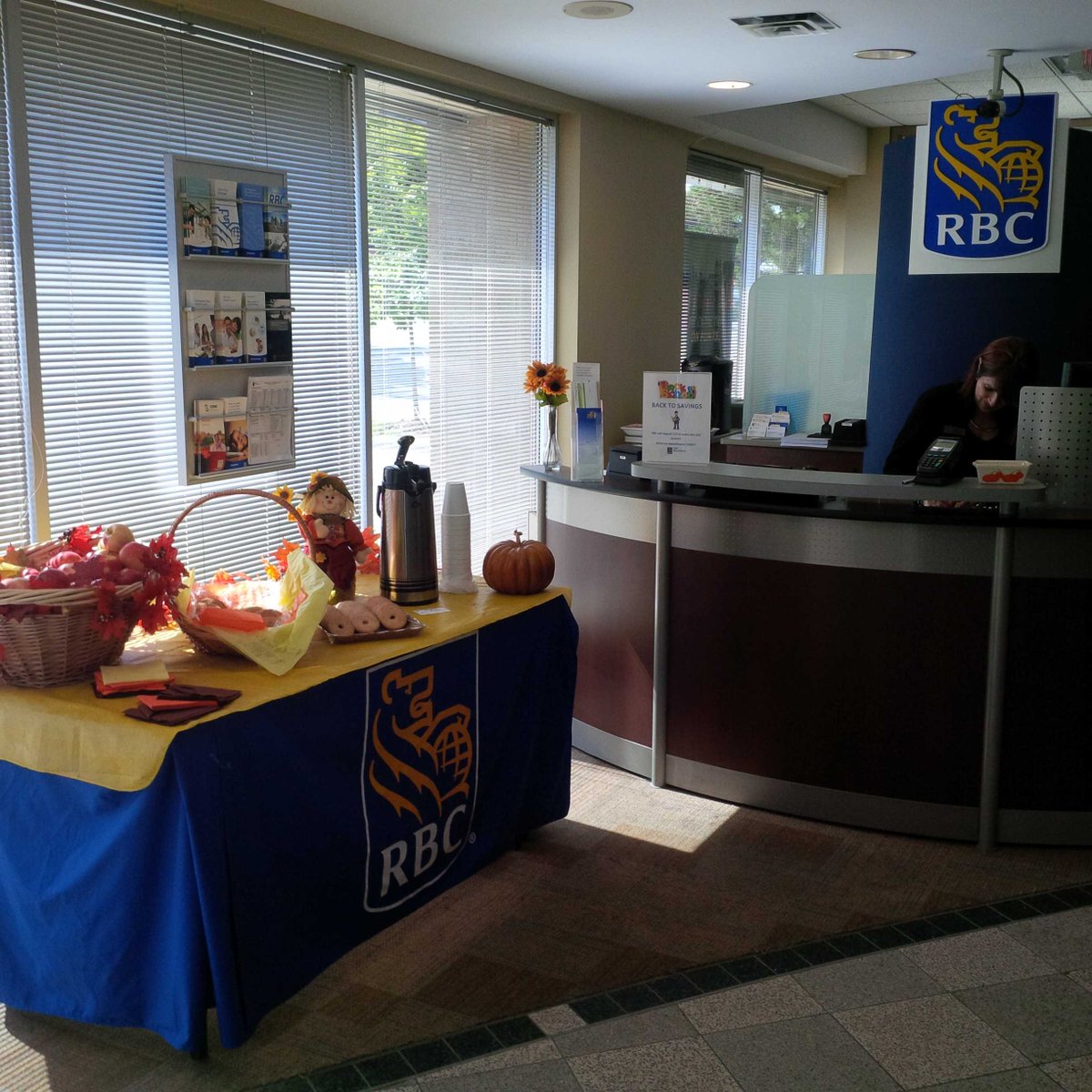 SeanCunningham5's tweet photo. @RBC_Canada customer appreciation day here at the Byron branch in London. #rbcrocks #customerappreciationday http://t.co/NQNpgP3rkA