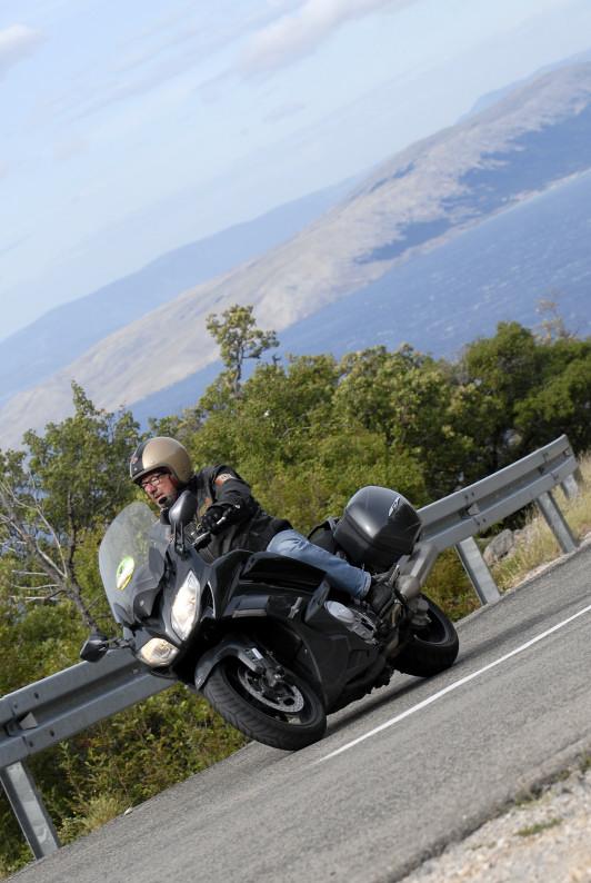 Motomagcom's tweet photo. Yamaha #FJR1300 et #XTZ1200 Super T, découvrez les #avis des lecteurs/randonneurs de Motomag http://t.co/JXjxVoLABF http://t.co/RApPUqPjhW