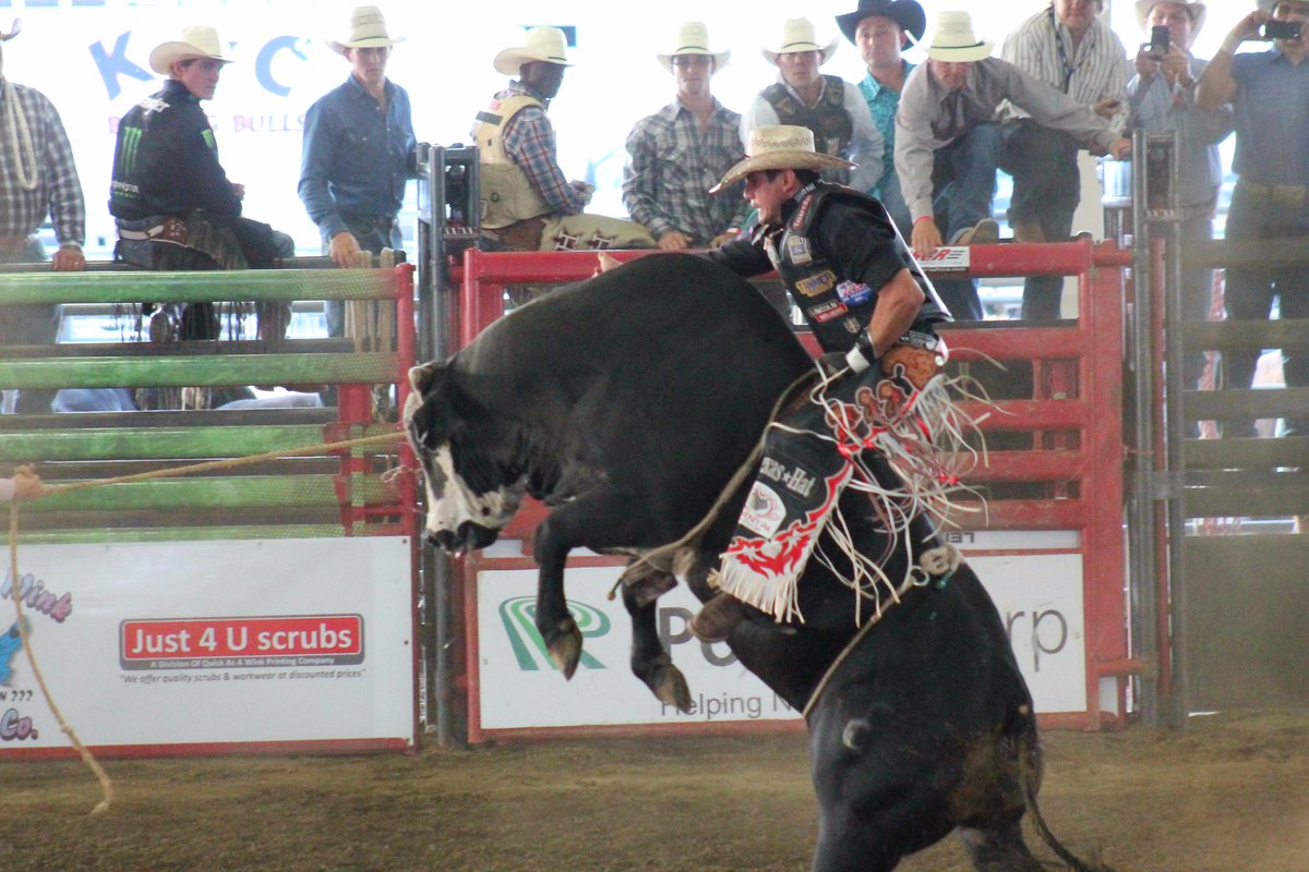 triplesrodeopho's tweet photo. @RankRidersLife @BullRiderCoach Gettin over the front #FrontEndFriday #PBR #Rank #Winning http://t.co/6kBBmsODjs