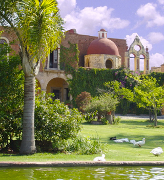 ¿Te imaginas la misa de tu boda en la capilla de <a href="/HdaElCarmen/">Hacienda El Carmen Hotel & Spa</a> ?
¡A solo una hora de Guadalajara! #TesorosDeMéxico