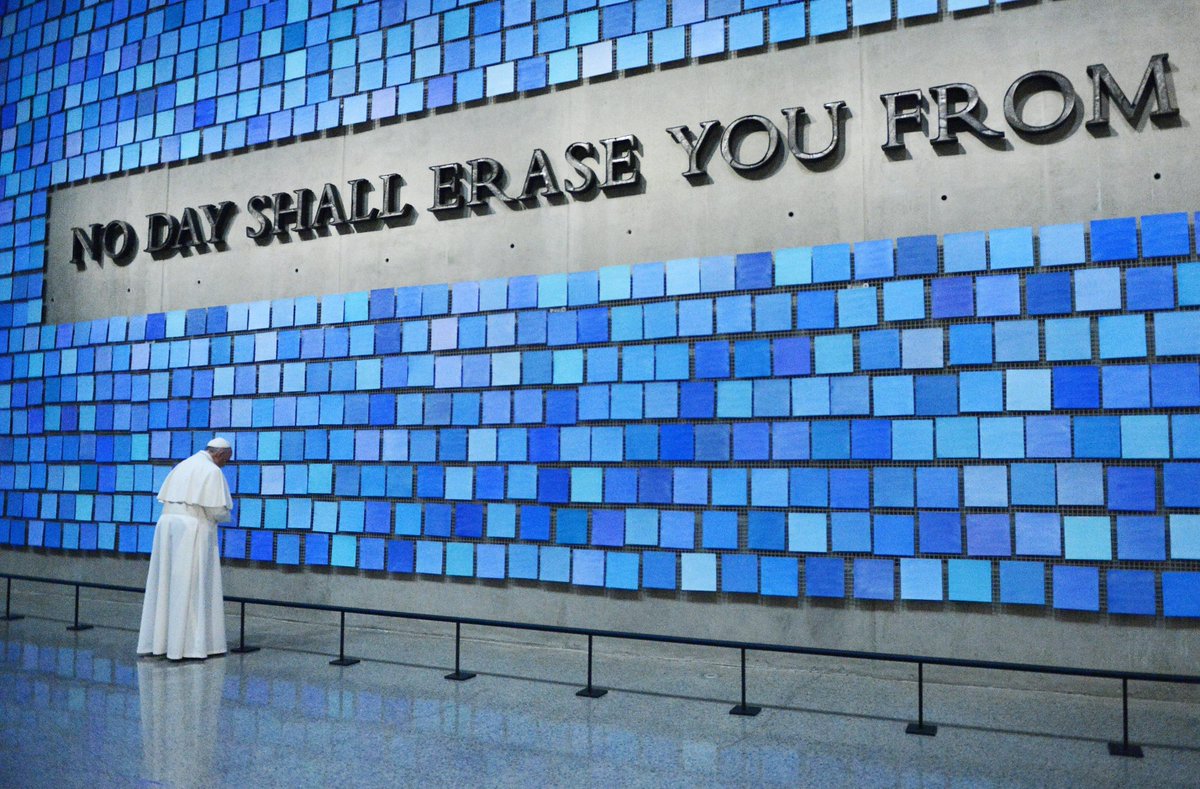 Papa Francesco in preghiera a Ground Zero di New York.