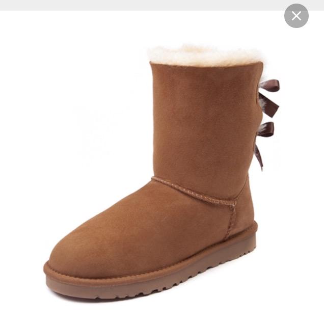 ___Spitta's tweet image. Women's Uggs Bailey bows Any color for 150 hmu and Men's Timbs 150 #HitMyDM