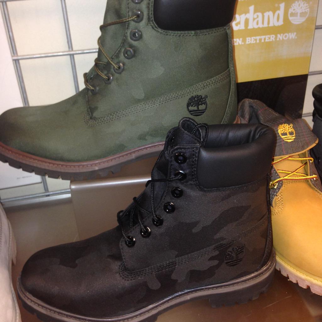 ___Spitta's tweet image. Women's Uggs Bailey bows Any color for 150 hmu and Men's Timbs 150 #HitMyDM