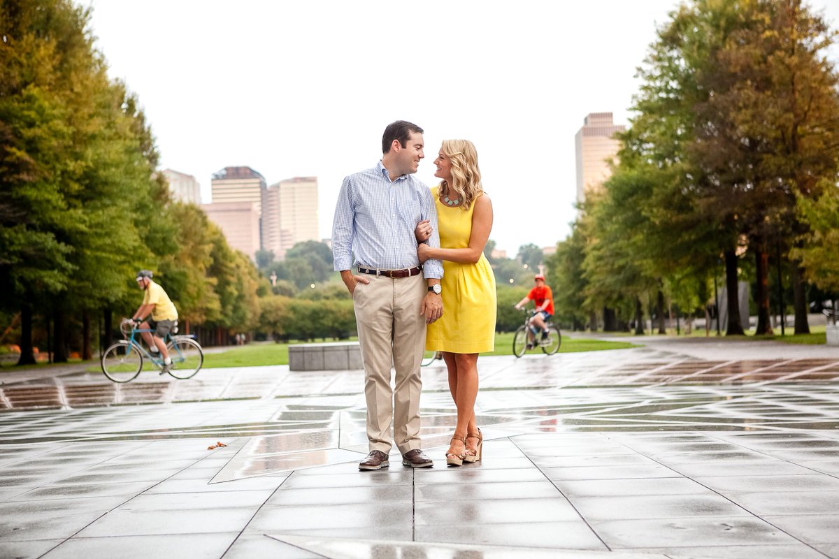 wedcollection's tweet image. Based solely on 90s #romcoms that I watch, this #engagement session photo felt very fall in NY. w/ @simplystunning