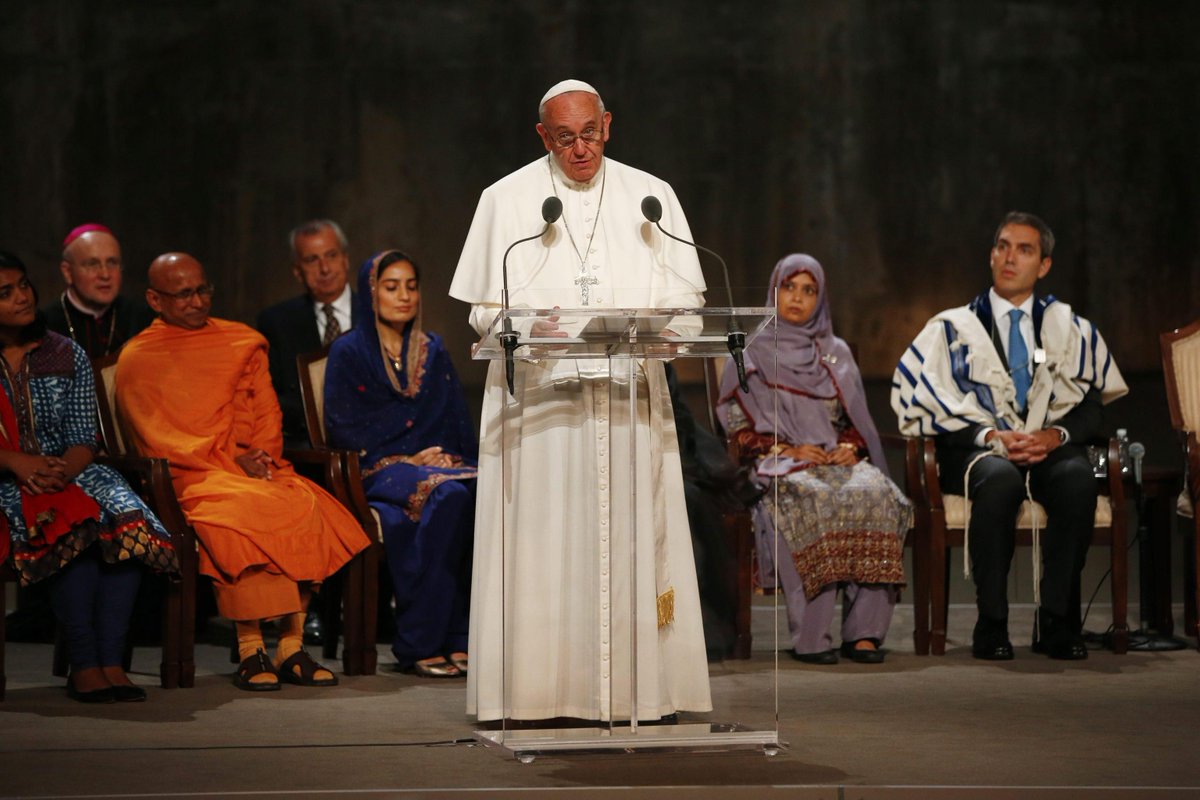 Papa Francesco parla davanti ai leader religiosi a New York.