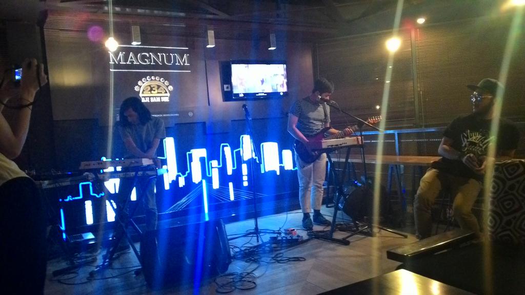 TRLbandung's tweet photo. And Now @colorfast_ in the house!! At @GFoodCoffeeFact #GmusicOnFriday http://t.co/Odk0NSlB59