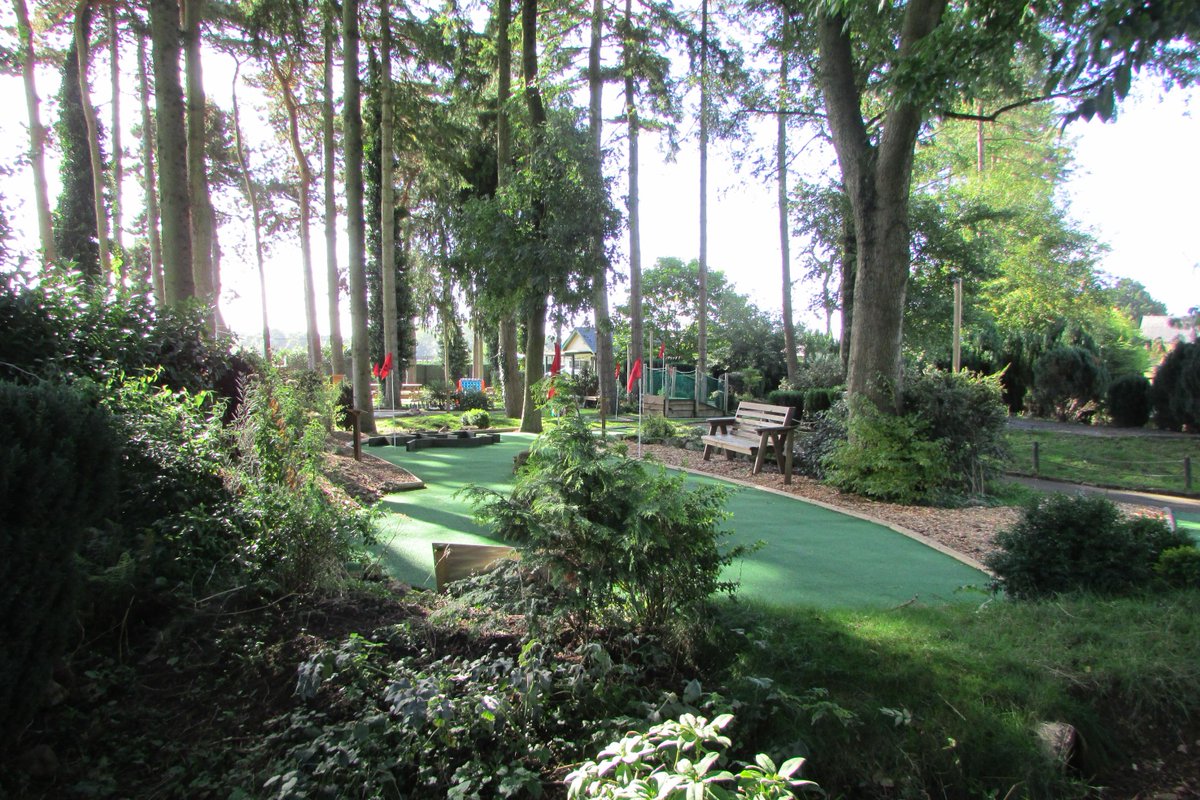 KrazyGolfLydney's tweet photo. #frifotos #backyard #deanwye http://t.co/l8DYrn6PiV