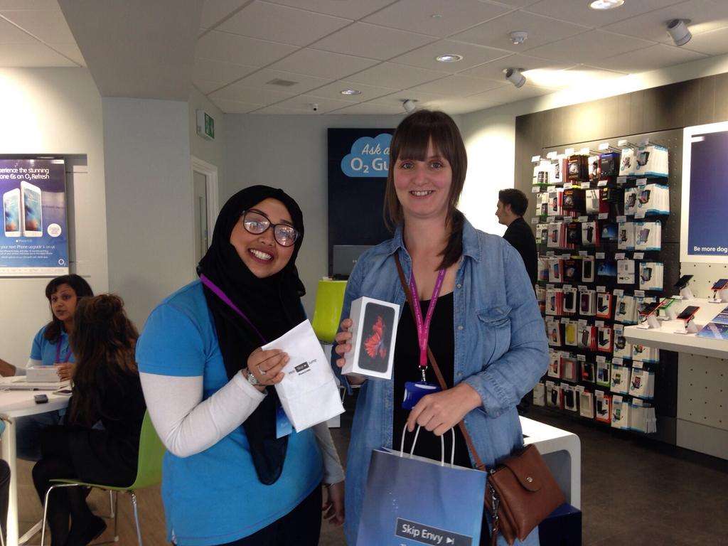 CelfoneTrading's tweet image. All smiles at #O2loughborough... as the #iPhones6sOnO2 launch continues.