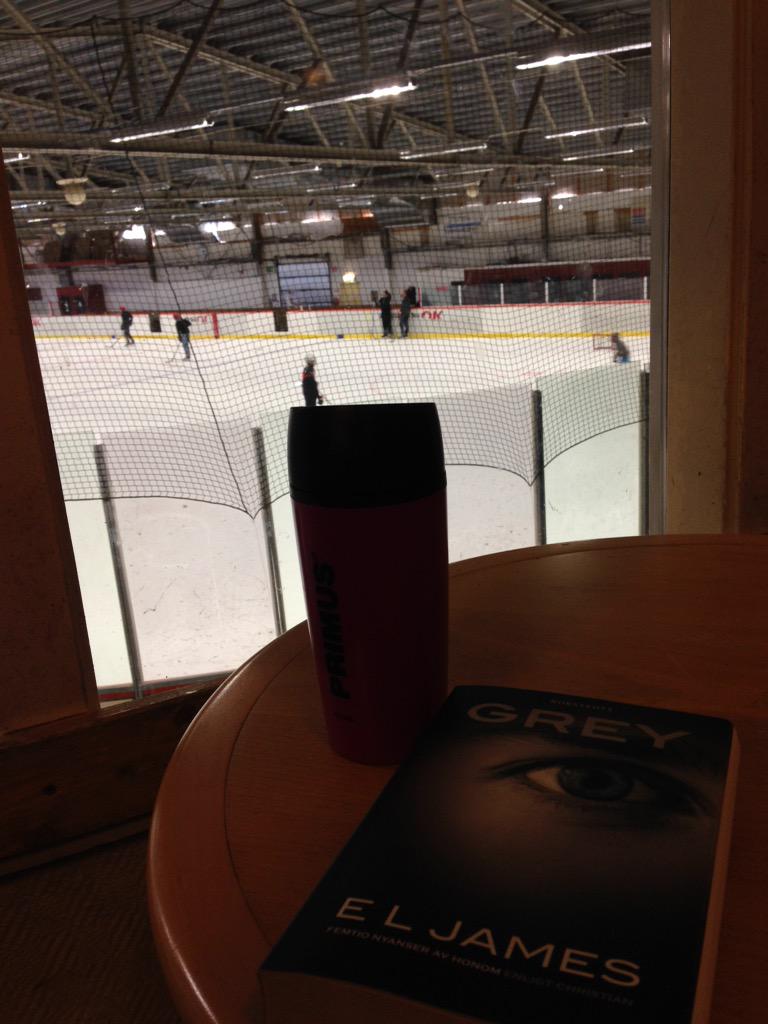 En hockey mammas vardag. En ishall, kaffe och en bra bok👍