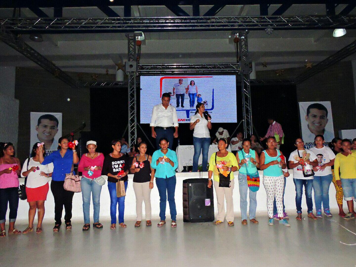 JuanD_Mercado's tweet photo. @TutoUhiaAlcalde Nuestro candidato en la feria del trabajo @jovenescontuto #TutoAlcalde #AvanzarEsPosible http://t.co/jiNtDGdvEb