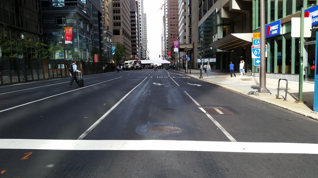 PhiladelphiaGov's tweet photo. .@SecretService security checkpoint @ 17th & Market Streets. #PopeInPhilly http://t.co/DqVlUALcZ4