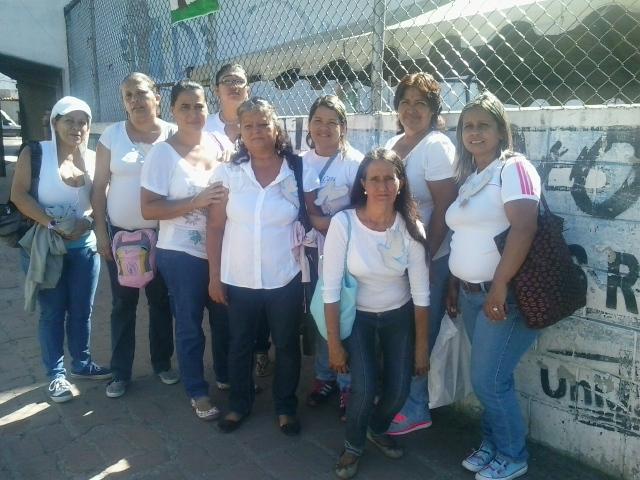 carrizal_01's tweet photo. Nuestras madres cocineras en la #CaminataPorLaPaz @MiguelMarin8 @rodulfohumberto @cnae_ve @cnae_miranda http://t.co/GdHxerN5Zs