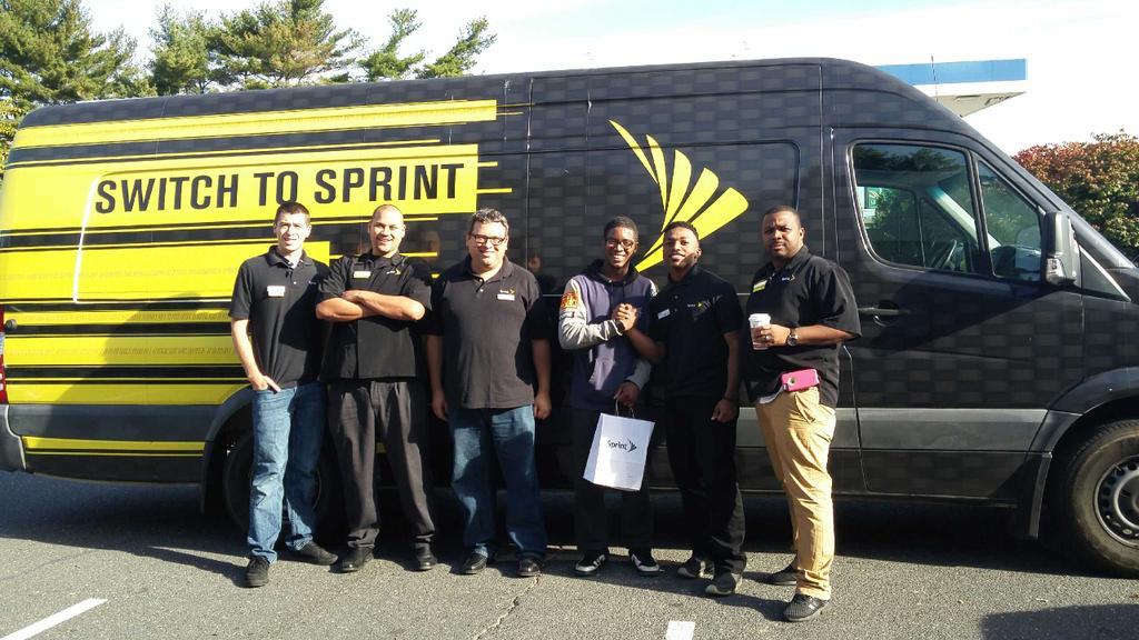 SprintWestSpfld's tweet photo. @kdelorio @oldskoolflipfon check out the fun going on on Rivedale. $1 per month new iphones. #howcanyoubeatthat http://t.co/ueA57nt5rz