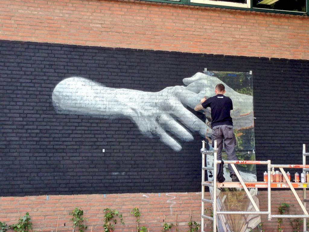 HenryHuiskamp's tweet photo. Diverse streetartkunstenaars zijn rondom het tijdelijk park in Havencentrum bezig met indrukwekkende voorstellingen. http://t.co/FHw5HgNl5e