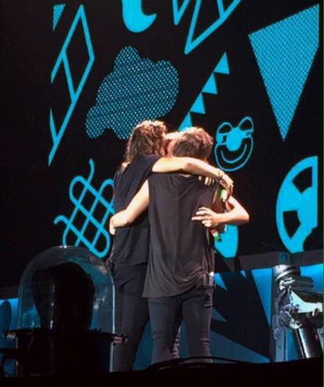 dieseIroad's tweet photo. Por ti y Por los chicos, estoy dispuesta a seguir Dos Dirrecciones.  #6MonthsWithoutZayn http://t.co/tWfhgOEeiu
