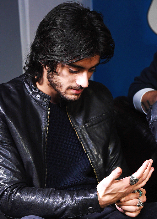 poetgcf's tweet photo. -hoy se hacen 6 meses desde que se fue zayn
-si
-y aún te duele?
-como el primer día

#6MonthsWithoutZayn http://t.co/OEaPVah4Iy