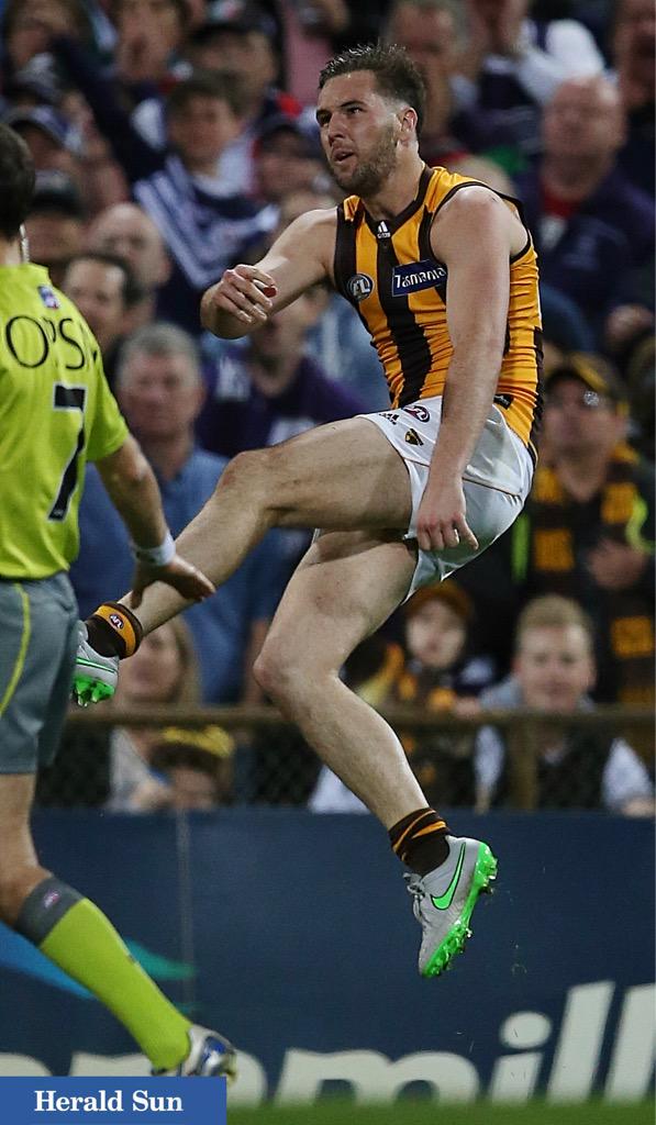 WLudbey's tweet photo. Matthew Suckling 1st & 2nd goals @superfooty #AFLFreoHawks @theheraldsun #leftfootmagic #Hawks http://t.co/GHmn7t9trL