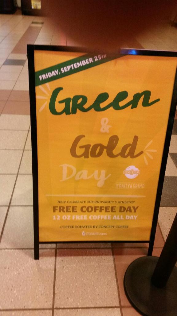 CoffeeConcept's tweet photo. Green&Gold Day at U of A! Come down for some free coffee!! @ualbertaSU #TheDailyGrind #Undergrind http://t.co/kBvPSeJYi1