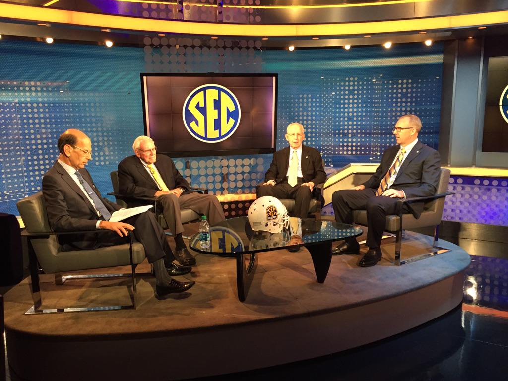C_T_Hussey's tweet photo. 3 SEC Commissioners together this morning for a chat with the SEC Network. http://t.co/MxsFsSLtAZ