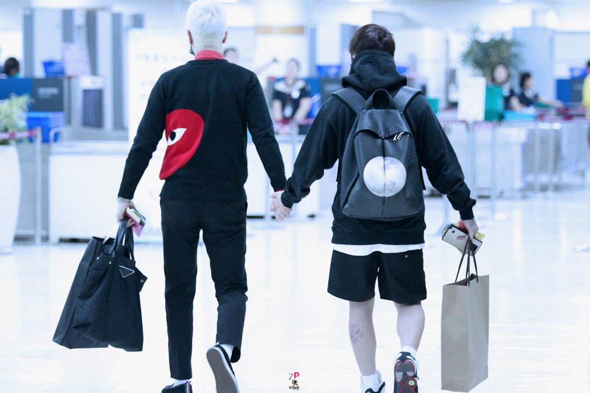 _dobbixx_1x94's tweet photo. แง๊งงงง รูปพโยกับพี่แทอิลรูปนี้น่ารักมากเลย จะจูงมือกันไปไหนนนน #PYOTAE http://t.co/MfB5ZeNmbS