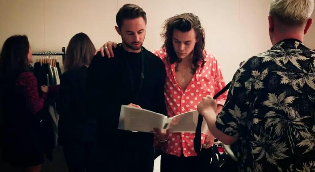 Harryedsytles's tweet photo. Let me read you a bed time story Harry! 

#EMABiggestFans1D http://t.co/fXjWMOB4qb