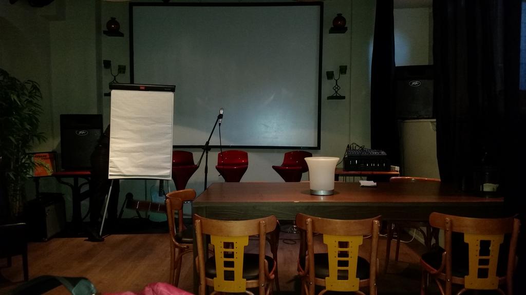 RoyRistie's tweet photo. De kruk staat er al klaar voor. 17.00 start de maandelijkse #BrasaBorrel september. @GeorgeArakel #netwerk http://t.co/BRySdsM1fe
