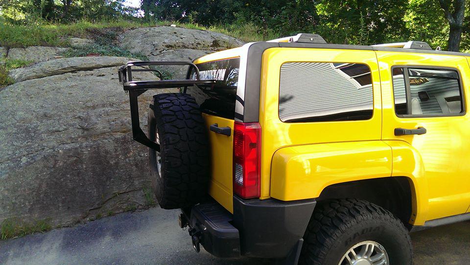 OutfitterDesign's tweet photo. Leaves enough room to carry up to a 37" spare tire. #Hummer #H3 http://t.co/YKBvCiuyLP #OutfitterDesign http://t.co/bRNqdQRL2z