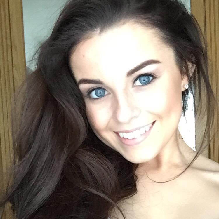 ColoursOfC's tweet photo. All smiles for Friday ☺️😘 #MissUniverseIreland #MissUniverseIreland2015 #NoFilter #SelfieComp #MUI15 #GoldFever http://t.co/bv1jVJVzMj