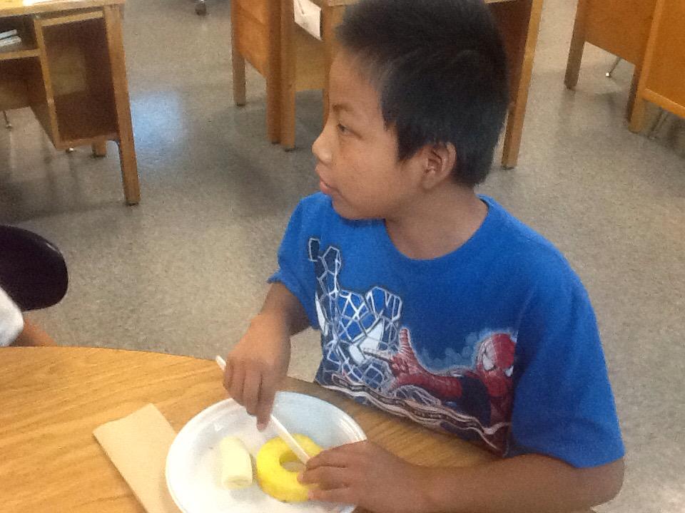 TSB_TechAmandaB's tweet photo. Learning fractions by cutting fruit! #ESL #ELL #mathisfun http://t.co/ihmOdxnJkK