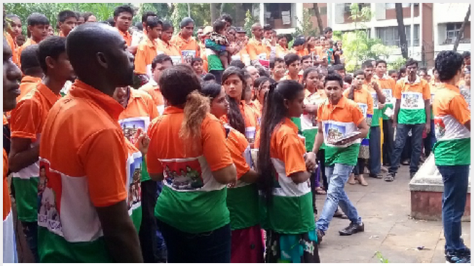 RhapsodyDaily's tweet photo. Christ Embassy India 2 conclude distribution of 50,000 copies of the Messenger Angel in Hindi http://t.co/rPiKVGjMQN http://t.co/wbATmfOzTj