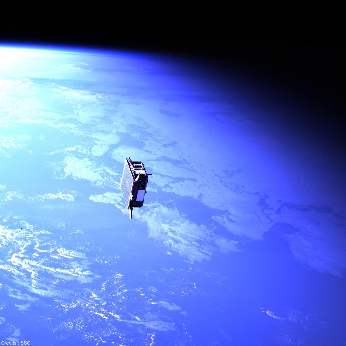 CNES's tweet photo. #MinuteSpatiale La danse de Mango et Tango, filant à 27 000 km/h https://t.co/LFaKtmFPVx http://t.co/YVGNdbZ4Pl