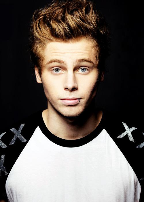 adoreaboutluke's tweet photo. its insane how much luke has grown up and how a lot of us watched him becoming (idontwanttosayit) a man, look at him http://t.co/snwsYBpqLc