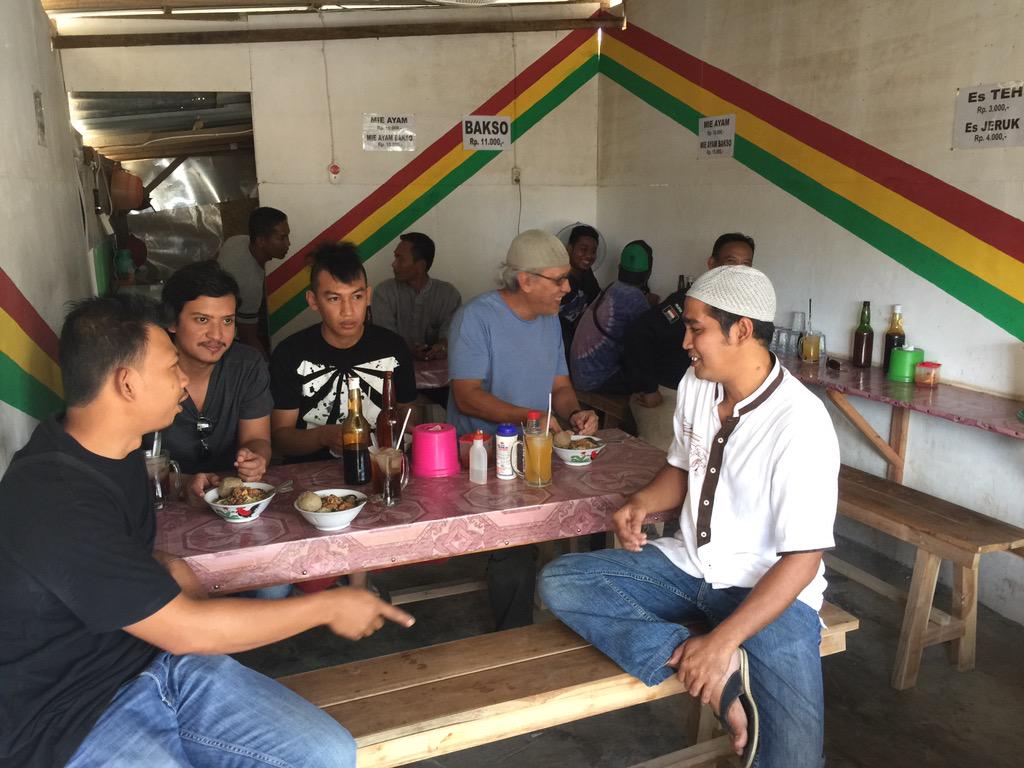 iwanfals's tweet photo. tadi siang bakso semangkok gak sampe sedolar, klo + mi ayam sedolar lebih dikitlah http://t.co/GIj8nPo4D4