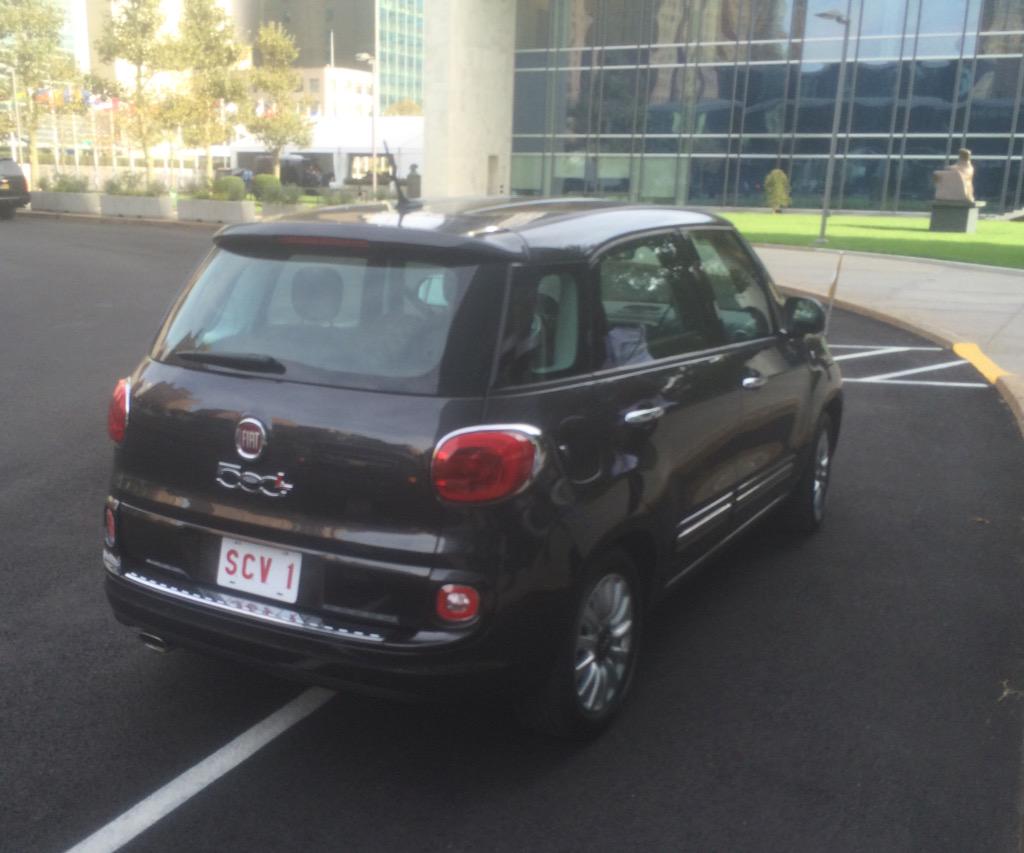 HannoRanck's tweet photo. #SCV1, the world's most famous #fiat500 parked in front of the #UNGA hall. #papamobile #popemobile #Pope http://t.co/4hyL6hHpD6