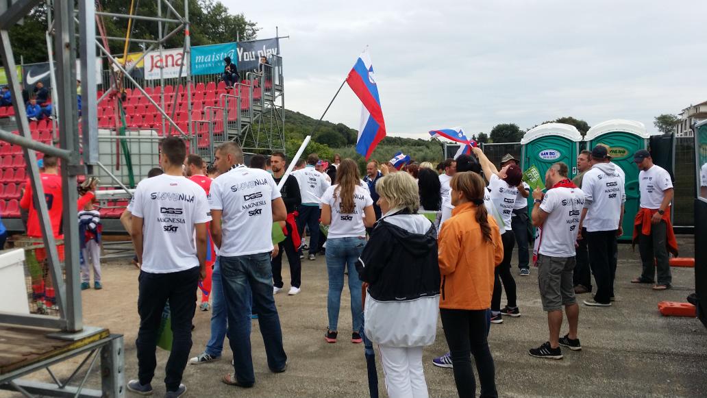 2:1 Slovenija gre v četrtfinale :) Z navijači je po tekmi veselje #miniEURO2015