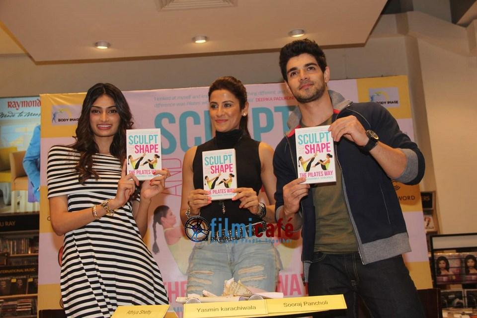 TheAthiyaFC's tweet photo. [SET-6] @theathiyashetty Launch 'Sculpt &amp; Shape' Book http://t.co/PudoMTuNLZ
