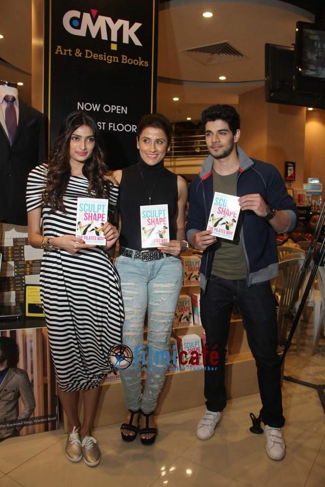 TheAthiyaFC's tweet photo. [SET-6] @theathiyashetty Launch 'Sculpt &amp; Shape' Book http://t.co/PudoMTuNLZ