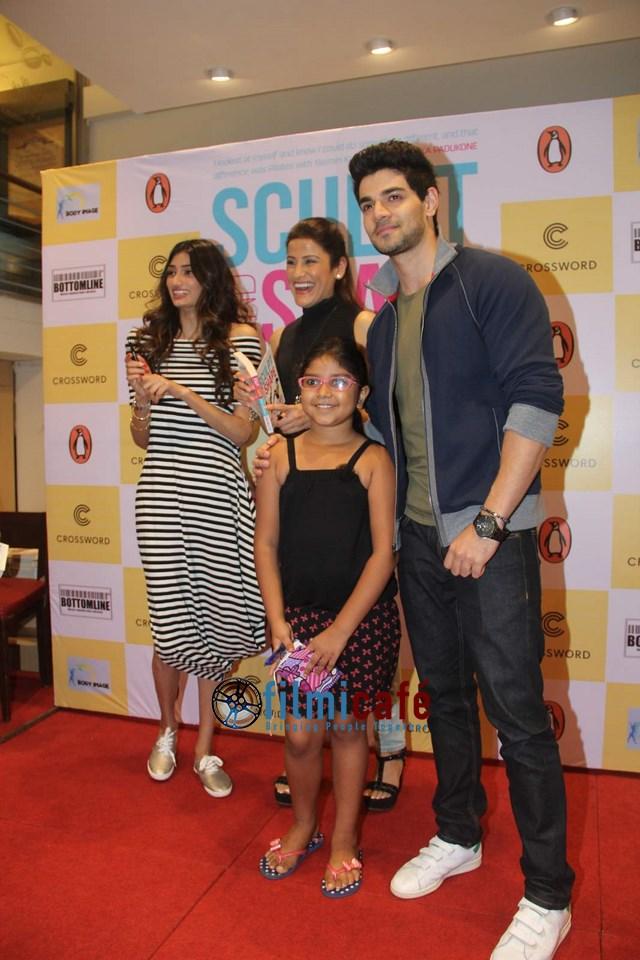 TheAthiyaFC's tweet photo. [SET-9] @theathiyashetty Launch 'Sculpt &amp; Shape' Book http://t.co/7K2apg92WE