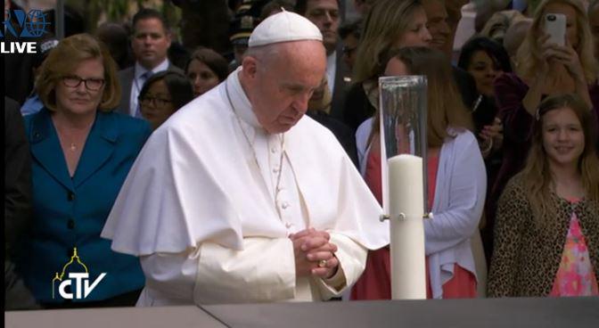 CatholicNewsSvc's tweet image. #PopeinNYC at Ground Zero memorial. Long moment of prayer.