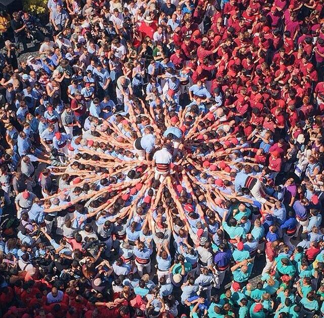 Estherguns's tweet photo. La pinya és una gosadera! Increible! #merce15 #300enxanetes @bandarres http://t.co/LzfJUPFCj1