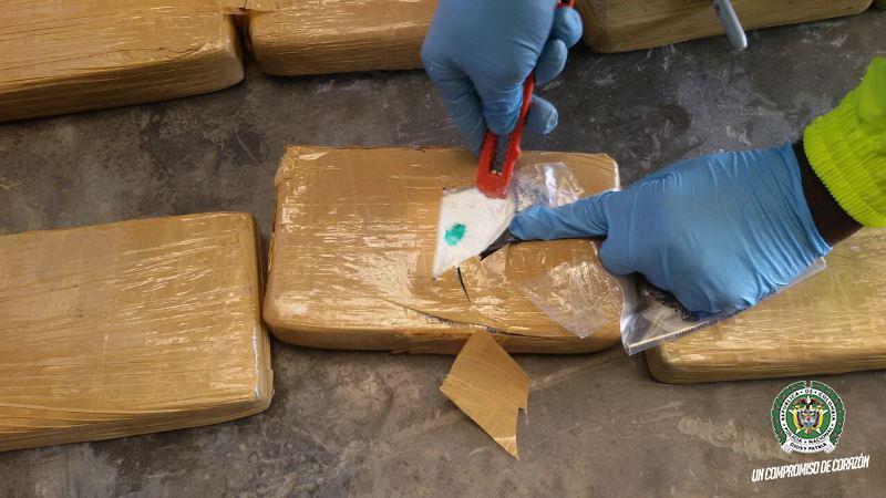 DIJINPolicia's tweet image. #OperaciónConjunta incautados 703 kilos de cocaína en aguas de Guatemala, capturados 3 ciudadanos ecuatorianos.
